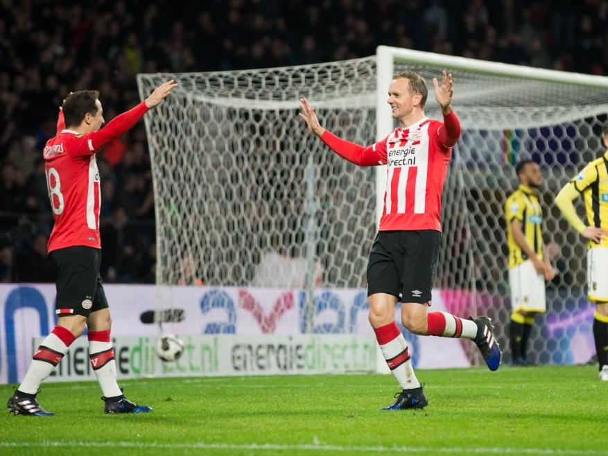 Siem de Jong (r.) is blij met zijn goal tegen Vitesse en bedankt de gever van de assist: Andrés Guardado (l.). (18-03-2017)