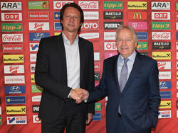 Neo-ÖFB-Sportchef Peter Schöttel wird von Leo Windtner zu seiner Bestellung gratuliert