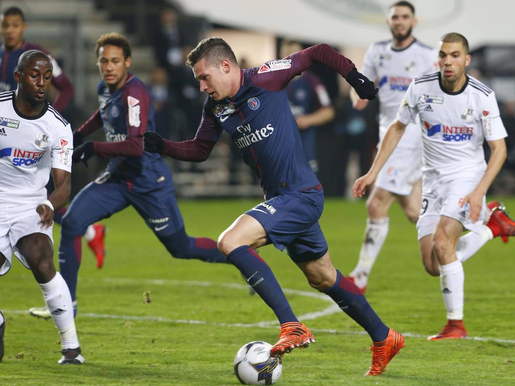 Julian Draxler (M.) gewann mit Paris Saint-Germain im Pokal gegen Amiens mit 2:0