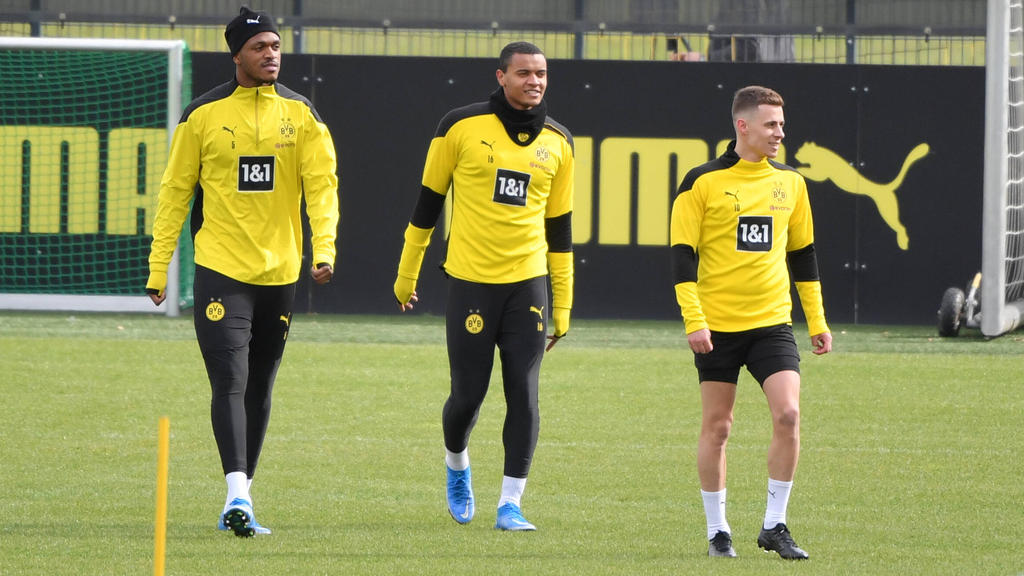 Manuel Akanji (Mitte) und Thorgan Hazard (re.) sind zwei von drei BVB-Stars, über die der AC Milan nachdenkt Manuel Akanji (Mitte) und Thorgan Hazard (re.) sind zwei von drei BVB-Stars, über die der AC Milan nachdenkt