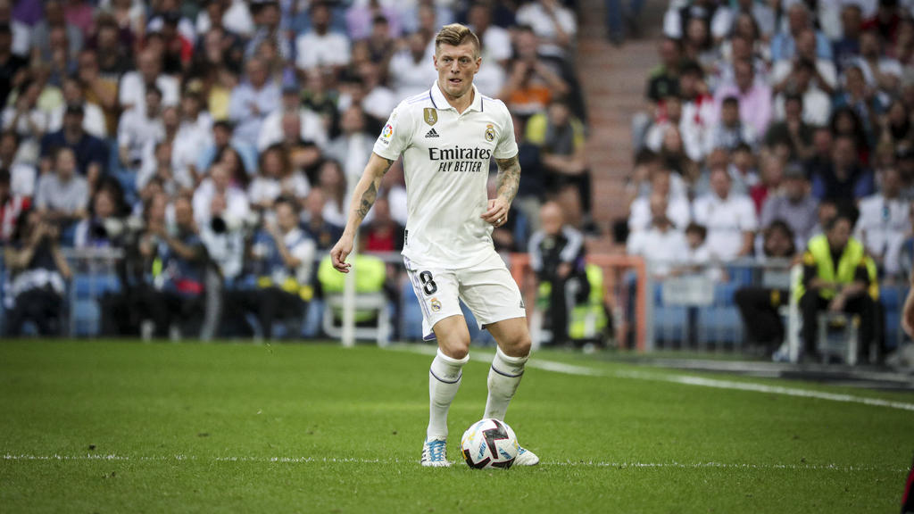 Toni Kroos hat seinen Vertrag bei Real Madrid um ein weiteres Jahr verlängert Toni Kroos hat seinen Vertrag bei Real Madrid um ein weiteres Jahr verlängert
