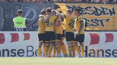 Dynamo Dresden jubelt über den Sieg beim VfB Lübeck