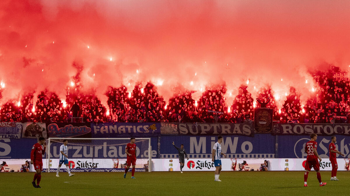 Das Ostseestadion leuchtete am Dienstagabend im Licht der Pyrofackeln