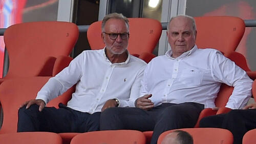 Karl-Heinz Rummenigge (po lewej) jest nadal regularnym gościem stadionu w Monachium