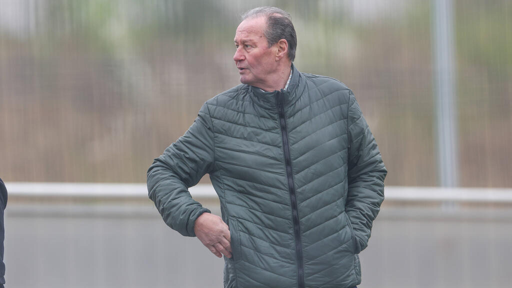 Huub Stevens übt Kritik am Vorgehen der Bosse des FC Schalke 04 Huub Stevens übt Kritik am Vorgehen der Bosse des FC Schalke 04