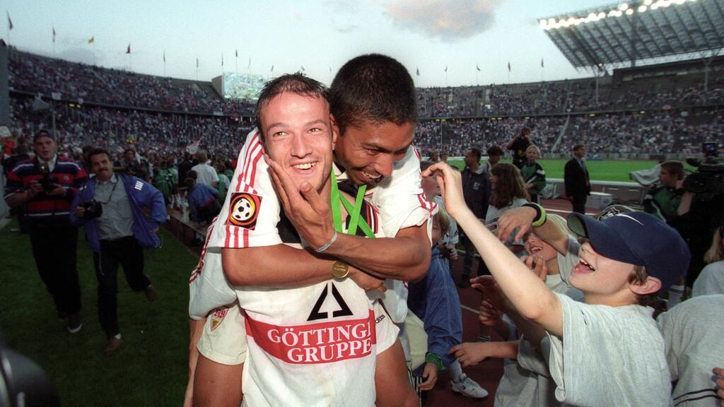 Fredi Bobic feiert mit Giovane Elber Fredi Bobic feiert mit Giovane Elber
