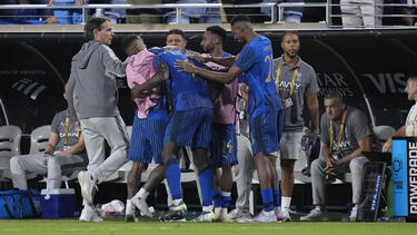 Al Hilal mit seinem neuen Cheftrainer Simone Inzaghi (l.) hat Manchester City bezwungen