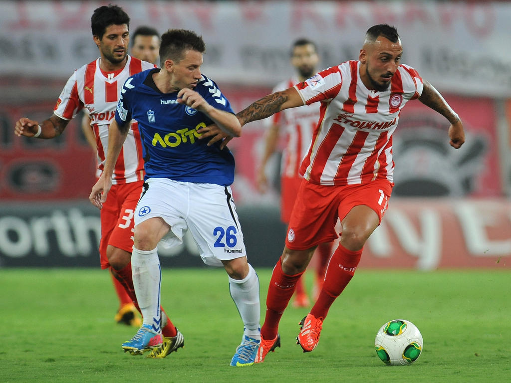Olympiakos-Stürmer Kostas Mitroglou (r.) ist im Fokus diverser europäischer Topklubs