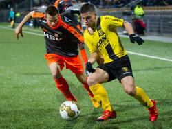 Boban Lazić (r.) probeert met een korte draai Ties Evers te omspelen tijdens VVV-Venlo - FC Volendam. (29-01-2016)