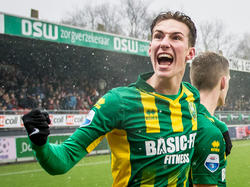 Dennis van der Heijden scoort tijdens zijn debuut en is in extase tijdens Excelsior - ADO Den Haag. (14-02-2016)