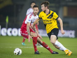 Erik Falkenburg (r.) is Kai Heerings (l.) te snel af tijdens het competitieduel NAC Breda - FC Utrecht. (29-11-2014)