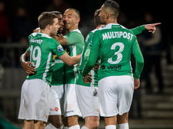 De spelers van FC Dordrecht bejubelen de doelpuntenmaker Jeffry Fortes, die zijn ploeg zojuist op gelijke hoogte bracht met Go Ahead Eagles. (27-02-2015)