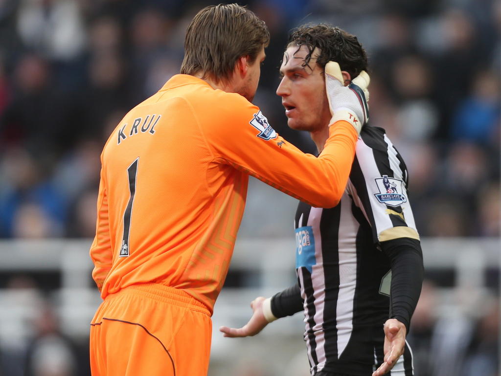 Daryl Janmaat (r.) wordt door doelman Tim Krul aangesproken tijdens Newcastle United - Stoke City in de Premier League. (08-02-2015) Daryl Janmaat (r.) wordt door doelman Tim Krul aangesproken tijdens Newcastle United - Stoke City in de Premier League. (08-02-2015)