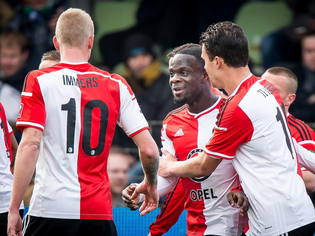 De spelers van Feyenoord vieren het doelpunt van Elvis Manu (m.) tijdens het competitieduel met FC Dordrecht. (15-03-2015).