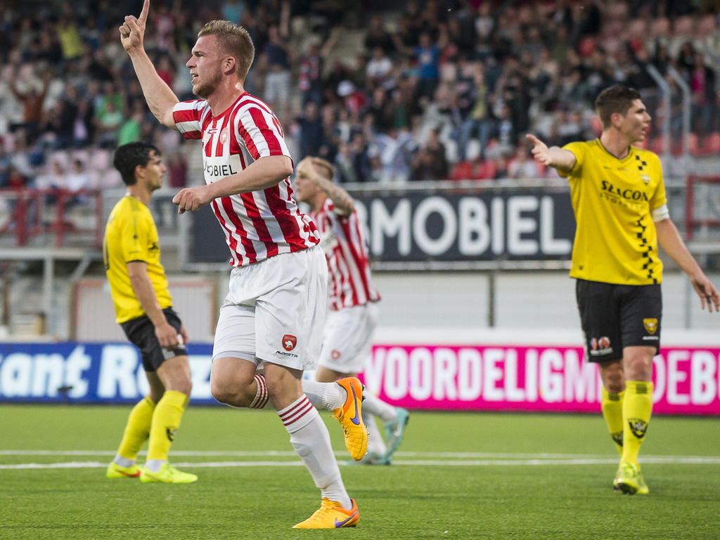 Paul Kok (l.) heeft zojuist de  1-1 gescoord, VVV-Venlo-speler Danny Post (r.) vraagt zich af hoe het mogelijk is dat de spits zo vrij staat.