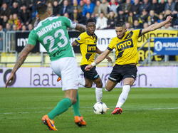 Adnane Tighadouini (r.) haalt uit tijdens NAC Breda - FC Dordrecht. (11-04-2015)