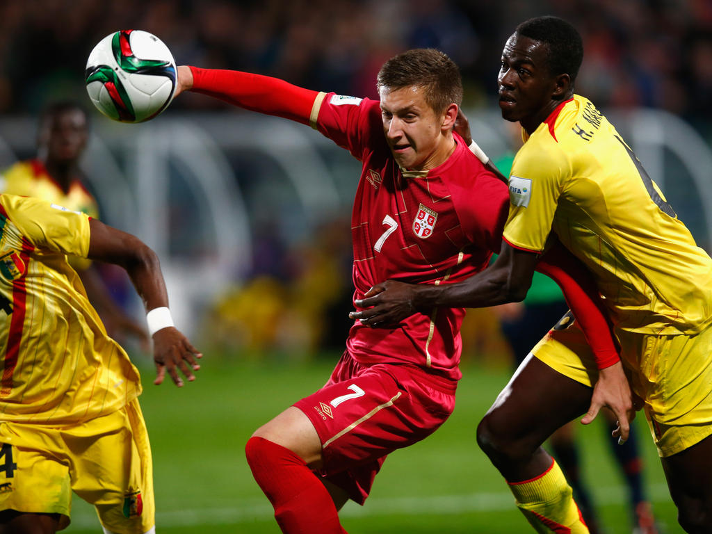 Ivan Saponjic (l.) und Hamidou Maiga im Zweikampf