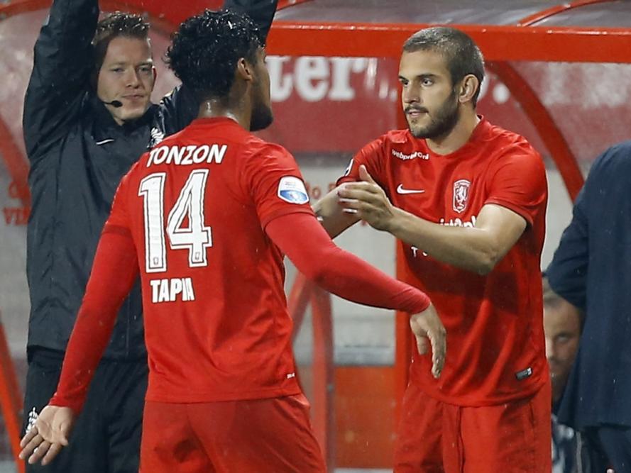 Renato Tapia (l.) moet al vroeg in de wedstrijd het veld verlaten. De Peruviaan wordt vervangen door Bruno Uvini (r.) tijdens FC Twente - AFC Ajax. (12-09-2015)