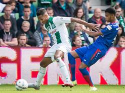 Danny Hoesen (l.) vecht een duel uit met Jerry St. Juste (r.) tijdens het competitieduel FC Groningen - sc Heerenveen. (13-09-2015)