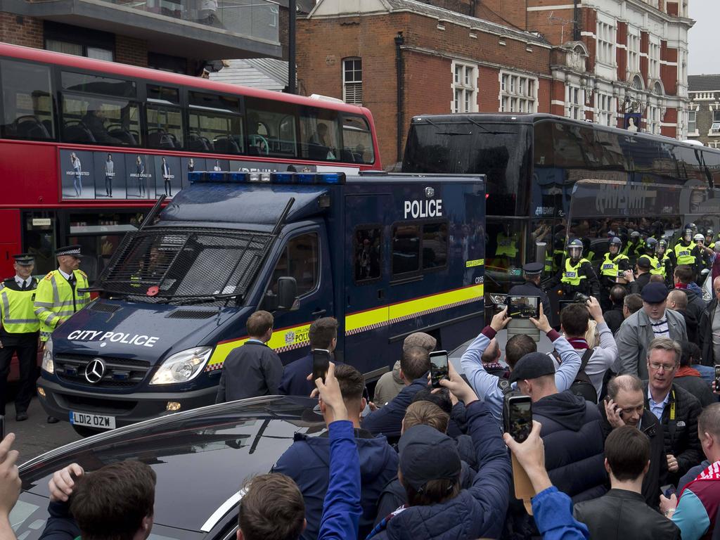 Der Manchester-Bus wurde von der Polizei eskortiert