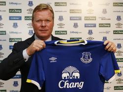 Ronald Koeman toont het shirt van zijn nieuwe werkgever aan de pers. De trainer gaat vanaf het seizoen 2016/2017 aan de slag bij Everton. (17-06-2016)