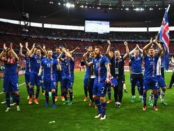 Los jugadores de Islandia celebran el pase a octavos. (Foto: Getty)