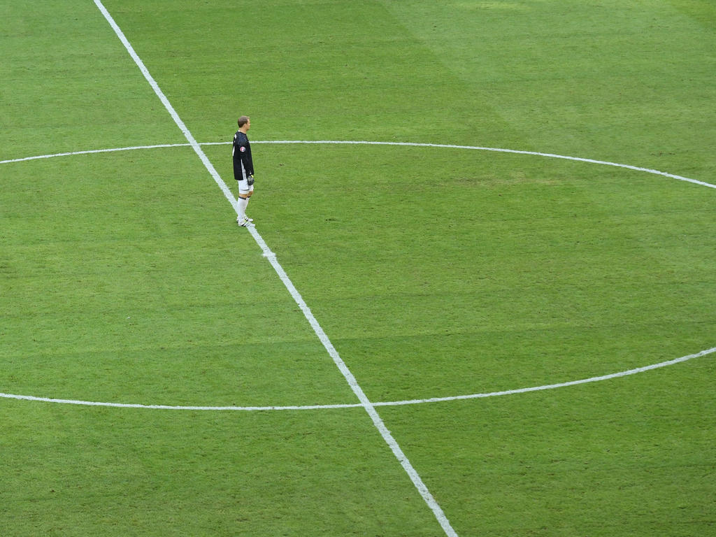 Manuel Neuer sieht ab und zu verloren aus, so wenig hat er bislang zu tun