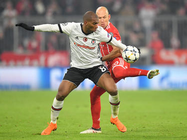 Ryan Babel (l.) scheiterte mit Besiktas im CL-Achtelfinale am FC Bayern