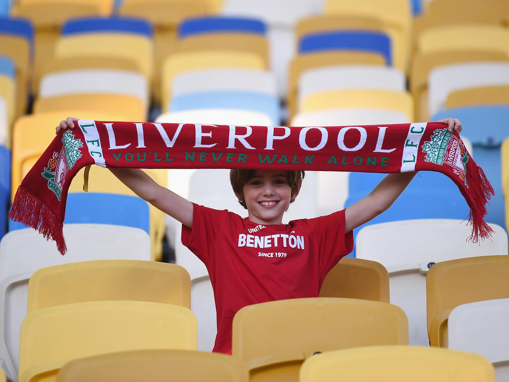 Auch die kleinen Liverpool-Fans feiern schon vor dem Anpfiff in Kiew