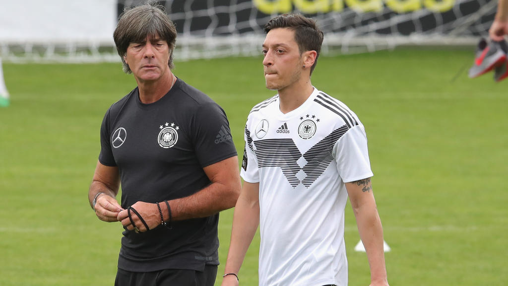 Telefonat geplant: Mesut Özil und Joachim Löw Telefonat geplant: Mesut Özil und Joachim Löw