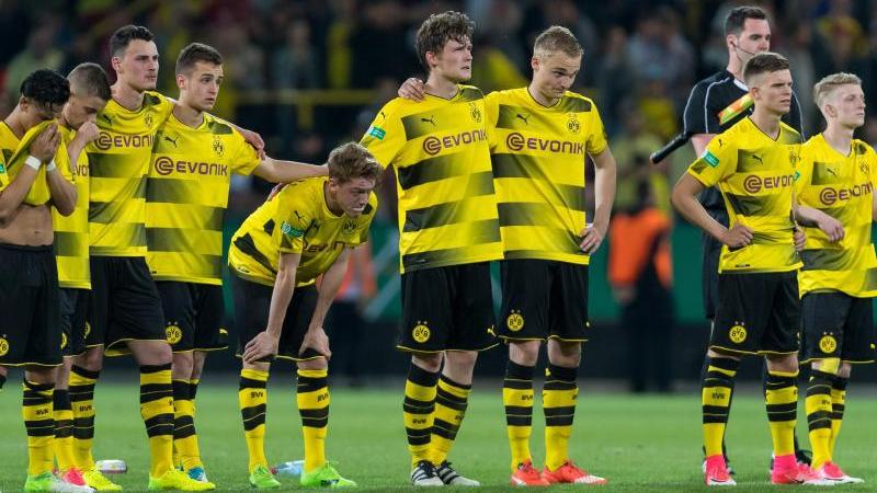 Die Spieler von Borussia Dortmunds U19 stehen gemeinsam an der Mittellinie