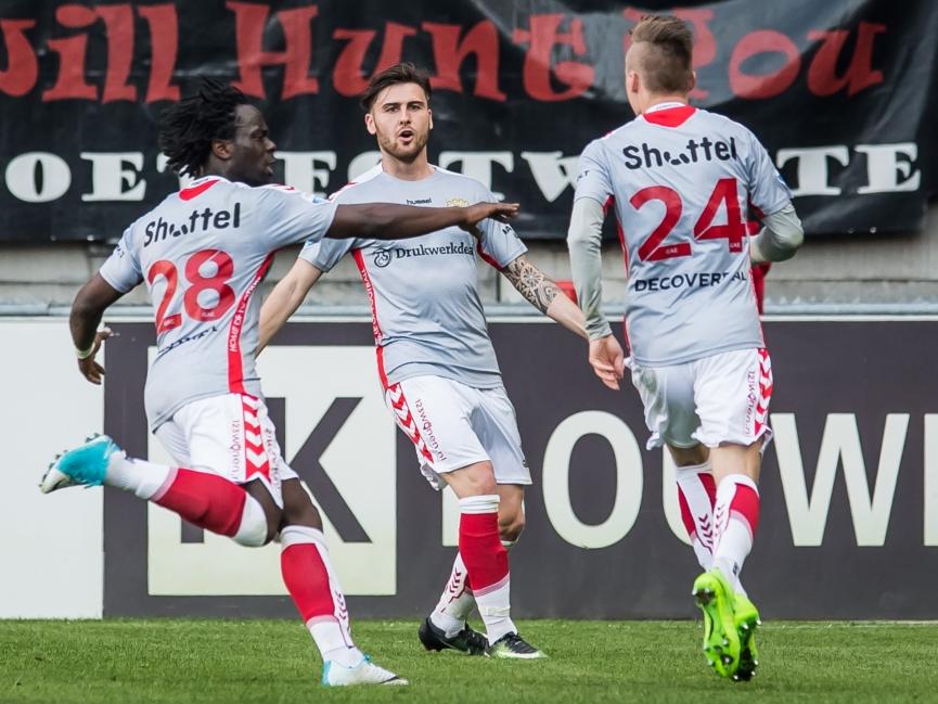 Marcel Ritzmaier (r.) verrast FC Twente-doelman Nick Marsman door een vrije trap direct op doel te schieten en zet daarmee Go Ahead Eagles op 1-2 in de Grolsch Veste. (02-04-2017)