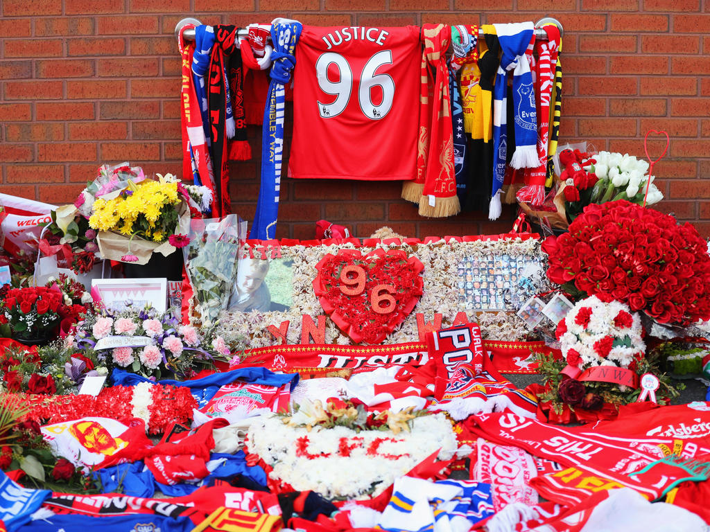 Blumen und Kränze liegen zum Gedenken an die Toten der Hillsborough-Katastrophe aus