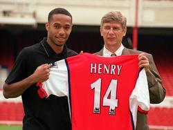 Arsène Wenger (r.) poseert met zijn nieuwste aankoop Thierry Henry (l.). (03-8-2017)