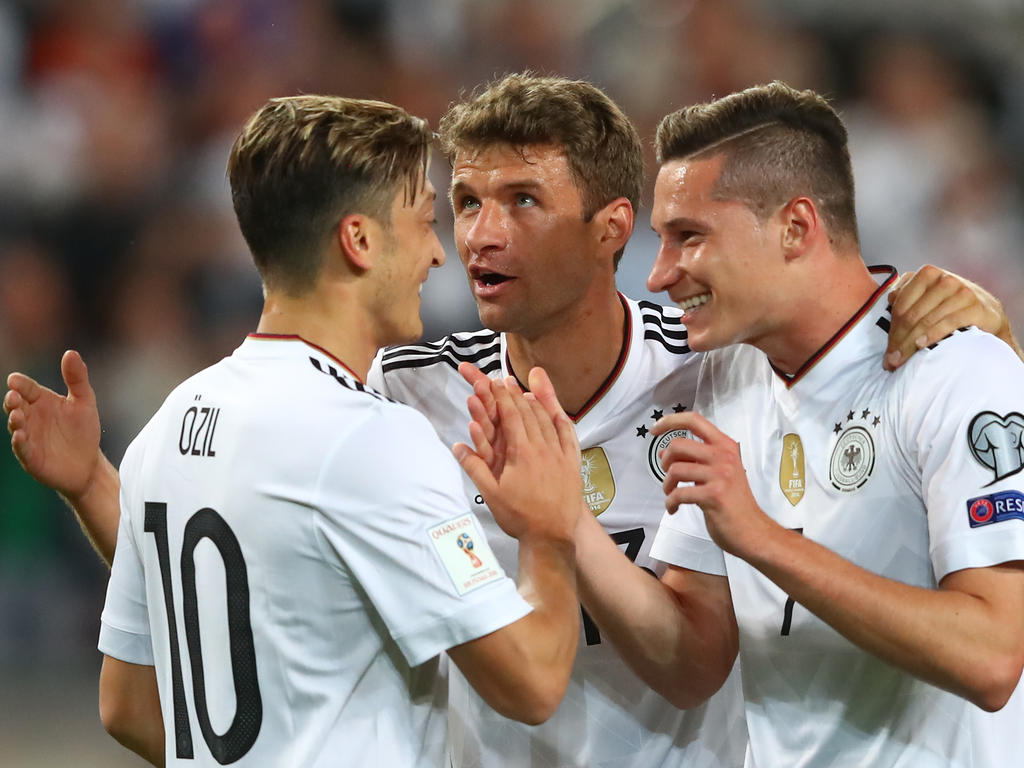 Mesut Özil a la izquierda junto a Müller y Draxler. (Foto: Getty)