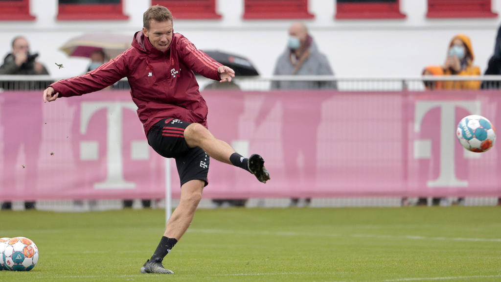 Nimmt im Training des FC Bayern auch mal selber Maß: Trainer Julian Nagelsmann Nimmt im Training des FC Bayern auch mal selber Maß: Trainer Julian Nagelsmann
