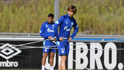 Ko Itakura (v.) ist von Manchester City an Schalke 04 ausgeliehen, Rodrigo Zalazar (h.) kam von Eintracht Frankfurt