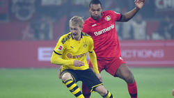 Julian Brandt (vorne) verletzte sich im Bundesligaspiel in Leverkusen