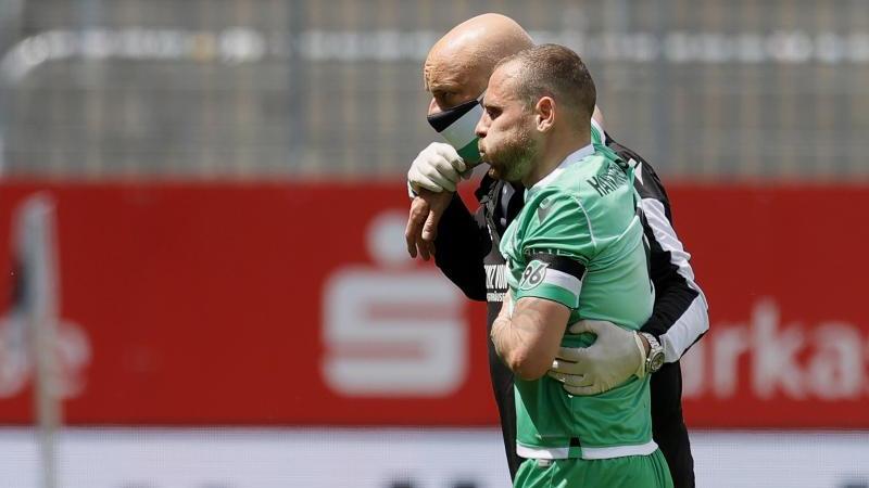 Hannovers Marvin Bakalorz erhält medizinische Hilfe Hannovers Marvin Bakalorz erhält medizinische Hilfe