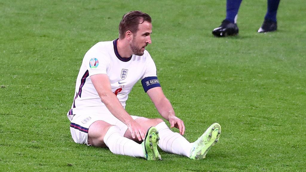 euro-news-struggling-kane-still-world-s-best-striker-says-shaw