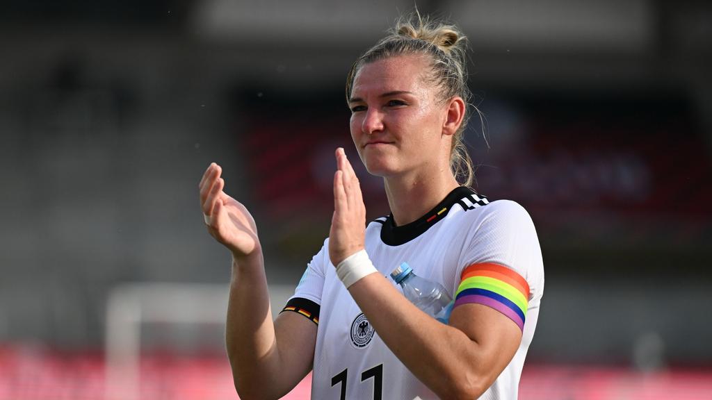 In Testspielen werden Deutschlands Fußball-Frauen um Alexandra Popp weiter mit der Regenbogen-Kapitänsbinde auflaufen