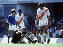 Juan Oblitas, en un partido del Mundial de 1982 con Perú