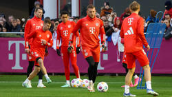 Daniel Peretz (2.v.r.) fehlt dem FC Bayern mehrere Wochen