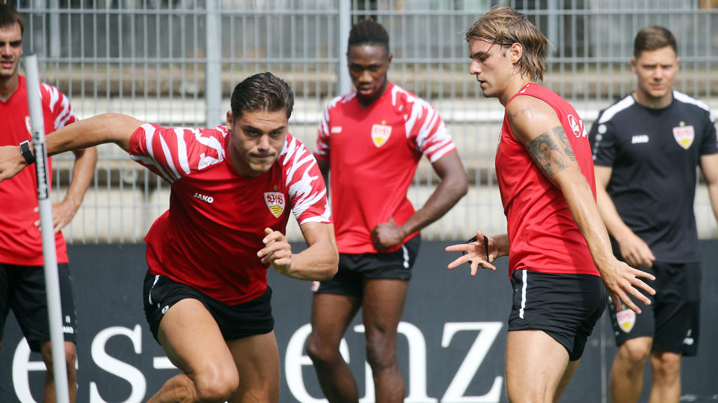 Konstantinos Mavropanos (l.) wird den VfB Stuttgart verlassen Konstantinos Mavropanos (l.) wird den VfB Stuttgart verlassen