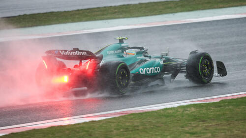 Aston-Martin-Pilot Alonso im Regen von China