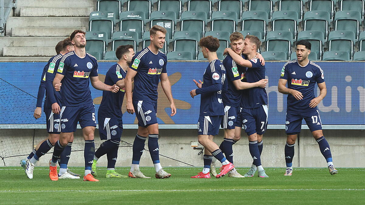 Der MSV Duisburg jubelt in Gladbach