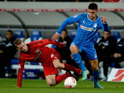 Vincenzo Grifo (r.) im Zweikampf mit Leverkusens Lars Bender