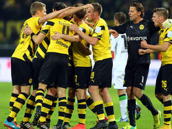 Die Spieler von Borussia Dortmund bejubeln den Sieg gegen Gladbach euphorisch