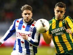 Joey van den Berg (l.) en Timothy Derijck (r.) proberen elkaar tijdens sc Heerenveen - ADO Den Haag af te troeven in de strijd om de bal. (19-12-2014). 