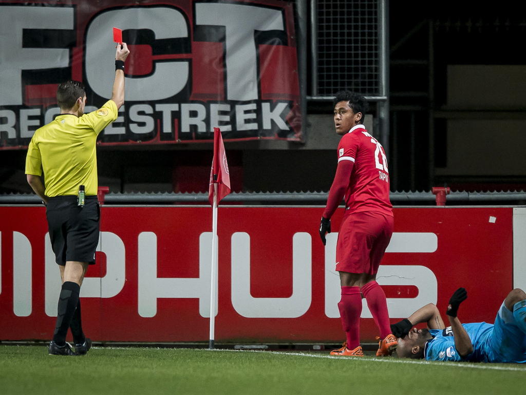 Renato Tapia kijkt vol ongeloof naar scheidsrechter Jochem Kamphuis na het krijgen van een rode kaart in het duel met Willem II in de Eredivisie. (21-12-14)